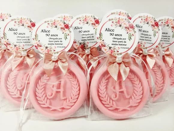 Lembrancinha 90 Anos: Sabonete Letra Inicial Personalizada
