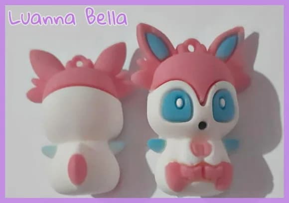 Pingente Pokémon Sylveon de Borracha 5cm - Pct C/2 Unid