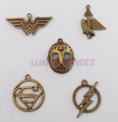 Pingentes Símbolo de Personagens em Ouro Velho-pct c/ 6 unid