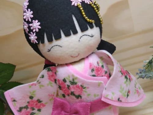 Boneca Kokeshi em feltro - 18 cm