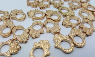 Miçanga da Mão de Hamsá/Mão de Fátima Dourado com 2cm