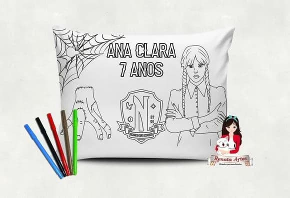 Almofada Pinte e Lave Wandinha