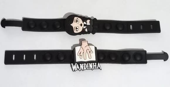 Pulseira Wandinha Addams e Mãozinha Emborrachada