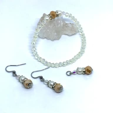 Conjunto Delicado de Jóias em Aço Inox com Cristais e Pérolas (Pulseira, Brincos e Pingente)