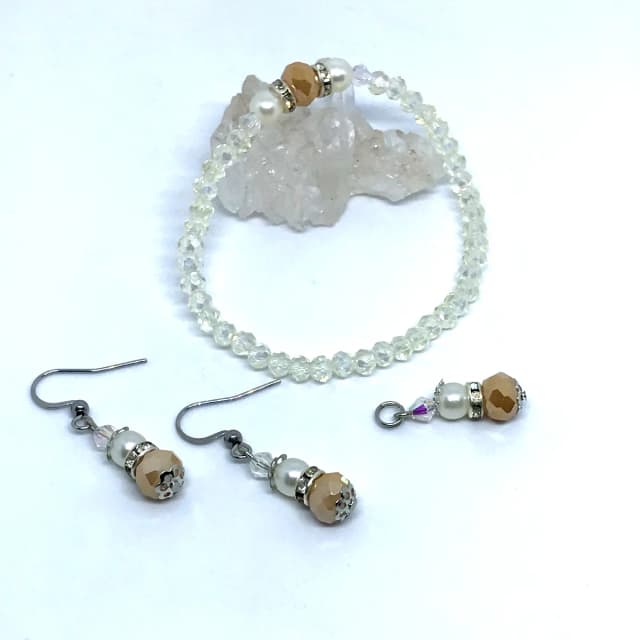 Conjunto Delicado de Jóias em Aço Inox com Cristais e Pérolas (Pulseira, Brincos e Pingente)