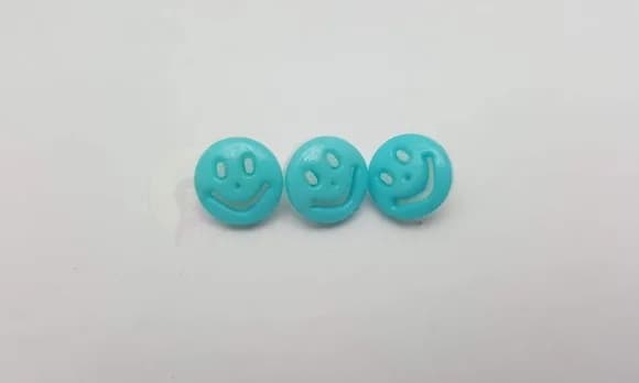 Aplique Botão de Carinha Feliz Azul de 1,3cm - 20 unidades