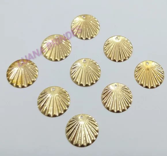 Pingente Concha Achatadinha de Metal Dourado - pct c/10 unid