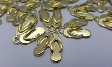 Pingente Chinelinhos de Metal Dourado de 2cm - 12 Unidades