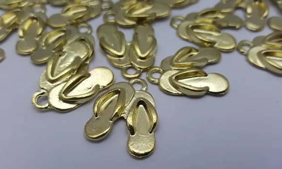 Pingente Chinelinhos de Metal Dourado de 2cm - 12 Unidades