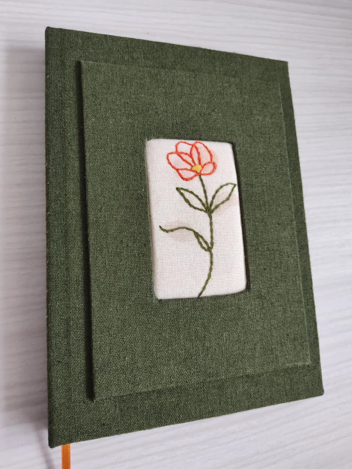 Caderno Bordado Rosa na Janela