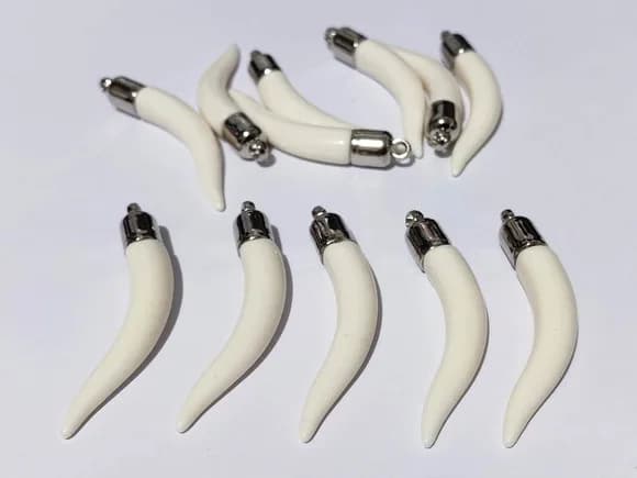 Pingente Dente de Osso Acrílico 4,8cm Pacote com 10 Unidades