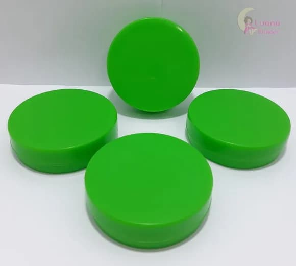Latinha Verde de Plástico 5,5cm Pacote com 12 Unidades