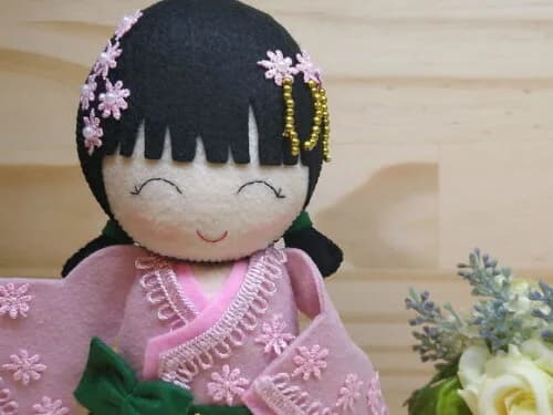 Boneca Kokeshi em feltro - 18 cm