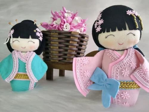 Boneca Kokeshi em feltro - 20 cm