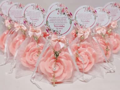 Lembrancinha 70 Anos: Sabonete Rosa Luxo com Mini Terço