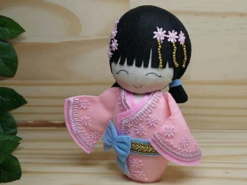 Boneca Kokeshi em feltro