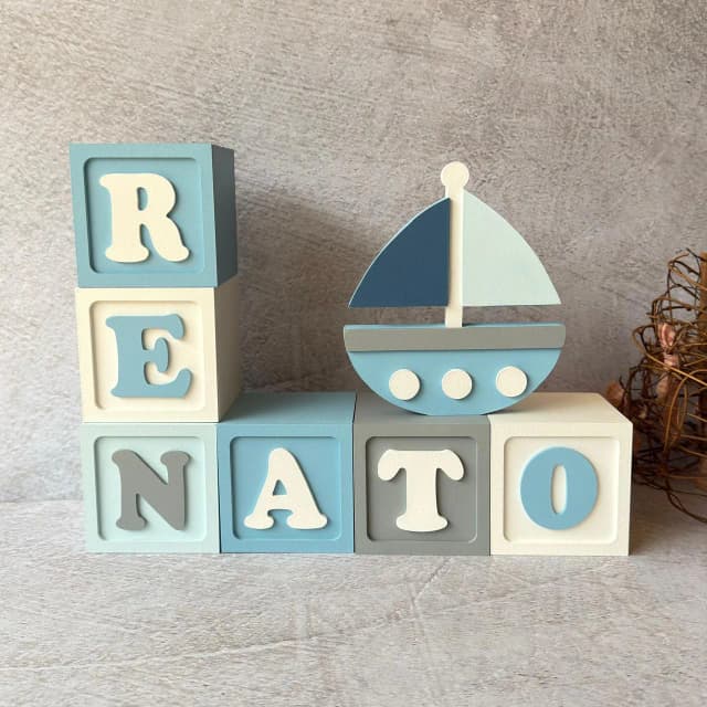 Barquinho Enfeite + Nomes em Cubo - Decoração Bebê 8x8cm