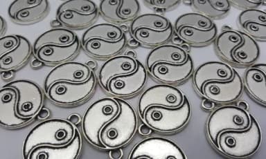 Pingente Yin Yang Prateado de 2,2cm Pacotes com 10 unidades