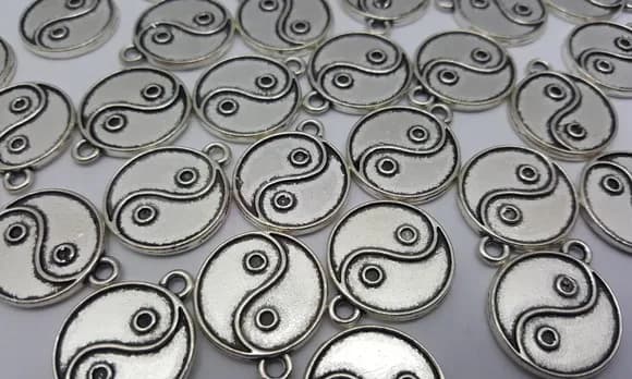 Pingente Yin Yang Prateado de 2,2cm Pacotes com 10 unidades