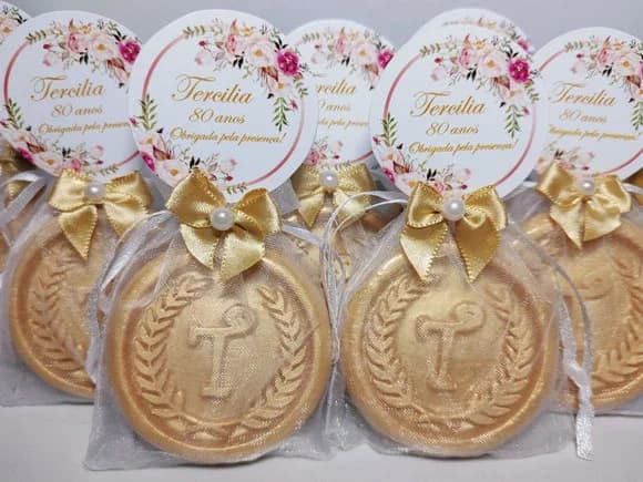 Lembrancinha 80 Anos: Sabonete Letra Inicial Personalizada