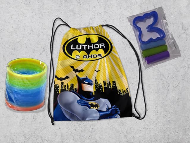 Kit Mochilinha + Mini Massinha de modelar e mola Maluca do Batman