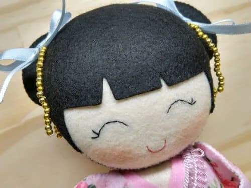 Boneca Kokeshi em feltro - 20 cm