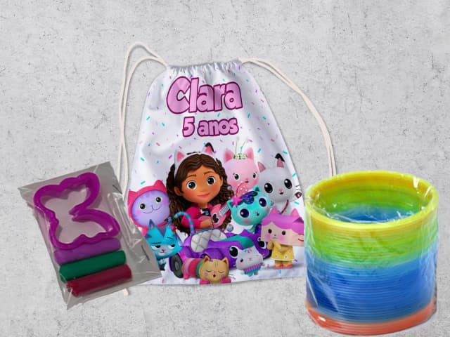 Kit Mochilinha + Mini Massinha de modelar e Mola Maluca Casa Magica da Gabby
