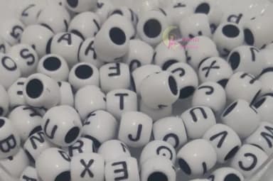 Miçanga Tererê Branca C/letra Preta-10mm -pct C/2 Alfabetos
