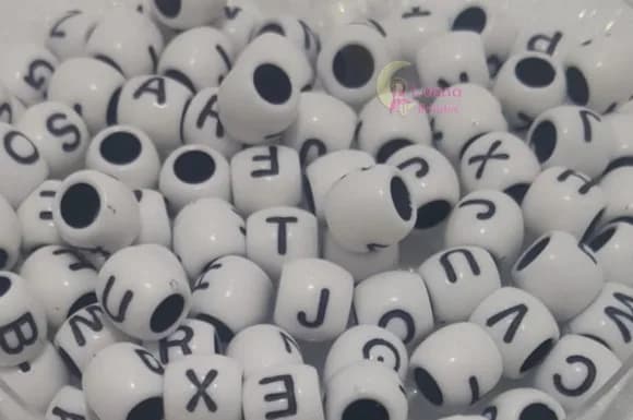 Miçanga Tererê Branca C/letra Preta-10mm -pct C/2 Alfabetos