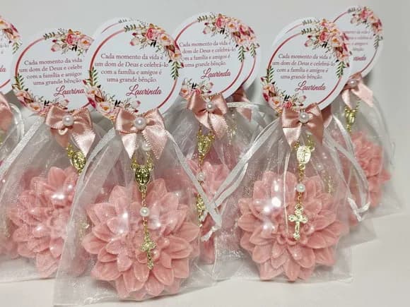 Lembrancinha 90 Anos: Sabonete Flor Dália com Mini Terço