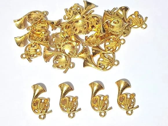 Pingente Trompa Metal Dourado Pacote com 10 Unidades