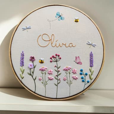 Porta Maternidade Jardim com Nome, Flores e Borboletas | Bordado e Aquarela