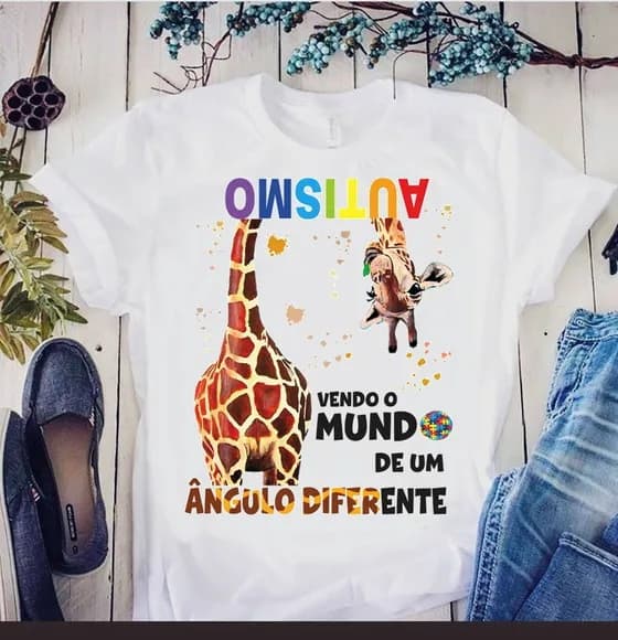 Camiseta Autismo Girafa Vendo o Mundo de Um Ângulo Diferente