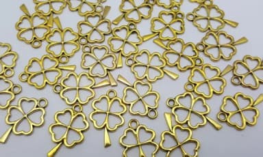 Pingente Trevo de Metal Dourado 3cm Pacote com 10 Unidades