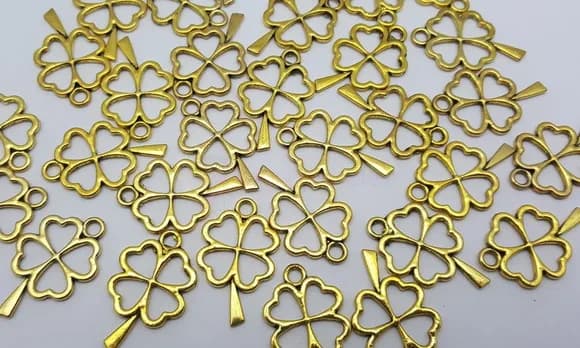 Pingente Trevo de Metal Dourado 3cm Pacote com 10 Unidades