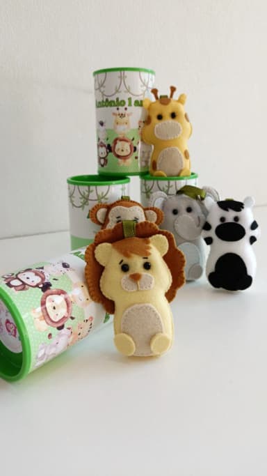 Cofre com chaveiro em feltro personalizado.