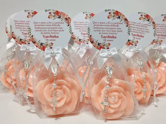 Lembrancinha 70 Anos: Sabonete Rosa Luxo com Mini Terço