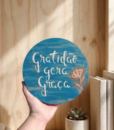 Placa Decorativa de Mesa Madeira Pinus Gratidão Gera Graça 20cm
