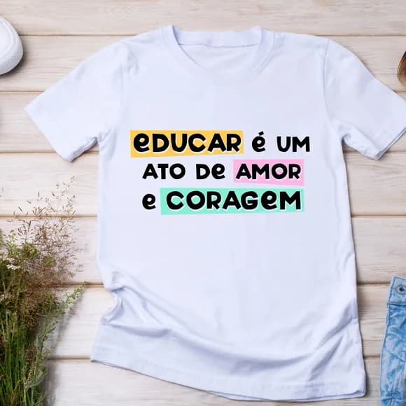 Camiseta Educar É Um Ato de Amor e Coragem