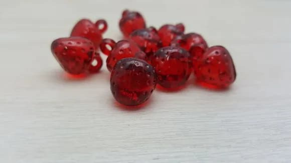 Pingente Mini Morango Acrílico Vermelho de 2cm- Pct c/ 20 un