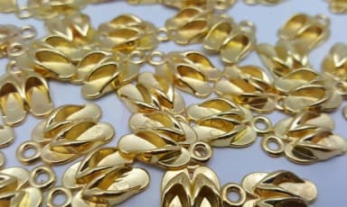 Pingente Chinelinhos Dourado De Abs 1,7cm - Pacote Com 25 Un