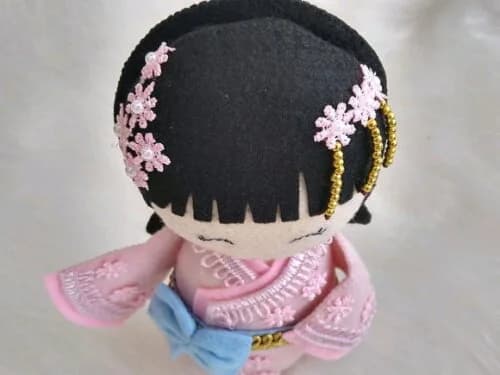 Boneca Kokeshi em feltro - 20 cm