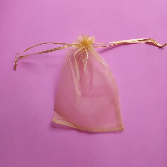 Saquinho Organza Cristal Amarelo Ouro com Fita 10x15cm