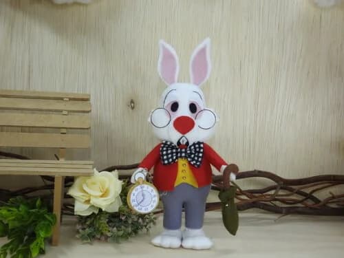 Coelho da Alice no País das Maravilhas em Feltro