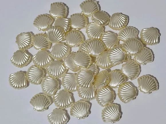 Pingente Concha Perolada 10mm Furro Passante - 100 Unidades