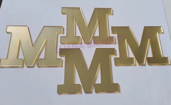Aplique da Letra M em Acrílico Espelhado Dourado - 5cm