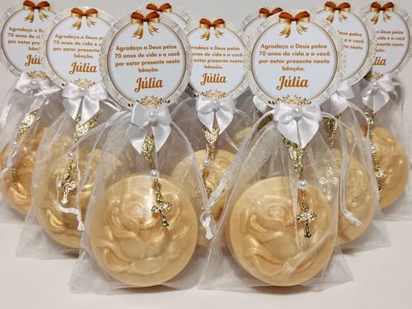Lembrancinha 70 Anos: Sabonete Botão de Rosa com Mini Terço