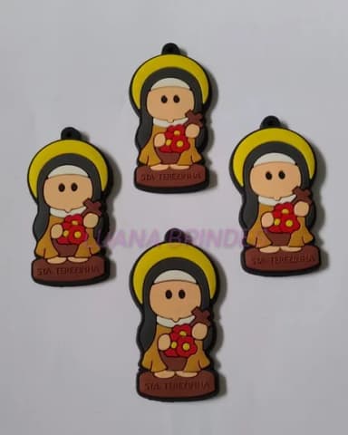 Pingente Santa Terezinha de Borracha 5,3cm Pct 5 Unidades
