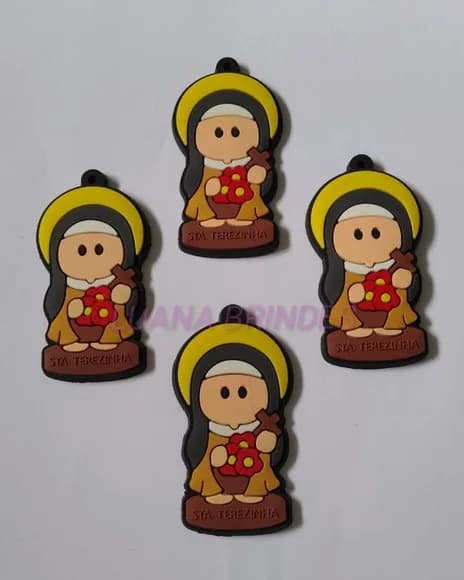 Pingente Santa Terezinha de Borracha 5,3cm Pct 5 Unidades