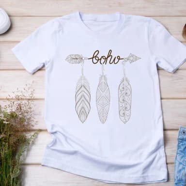 Camiseta Boho - Estampa de Penas e Flecha